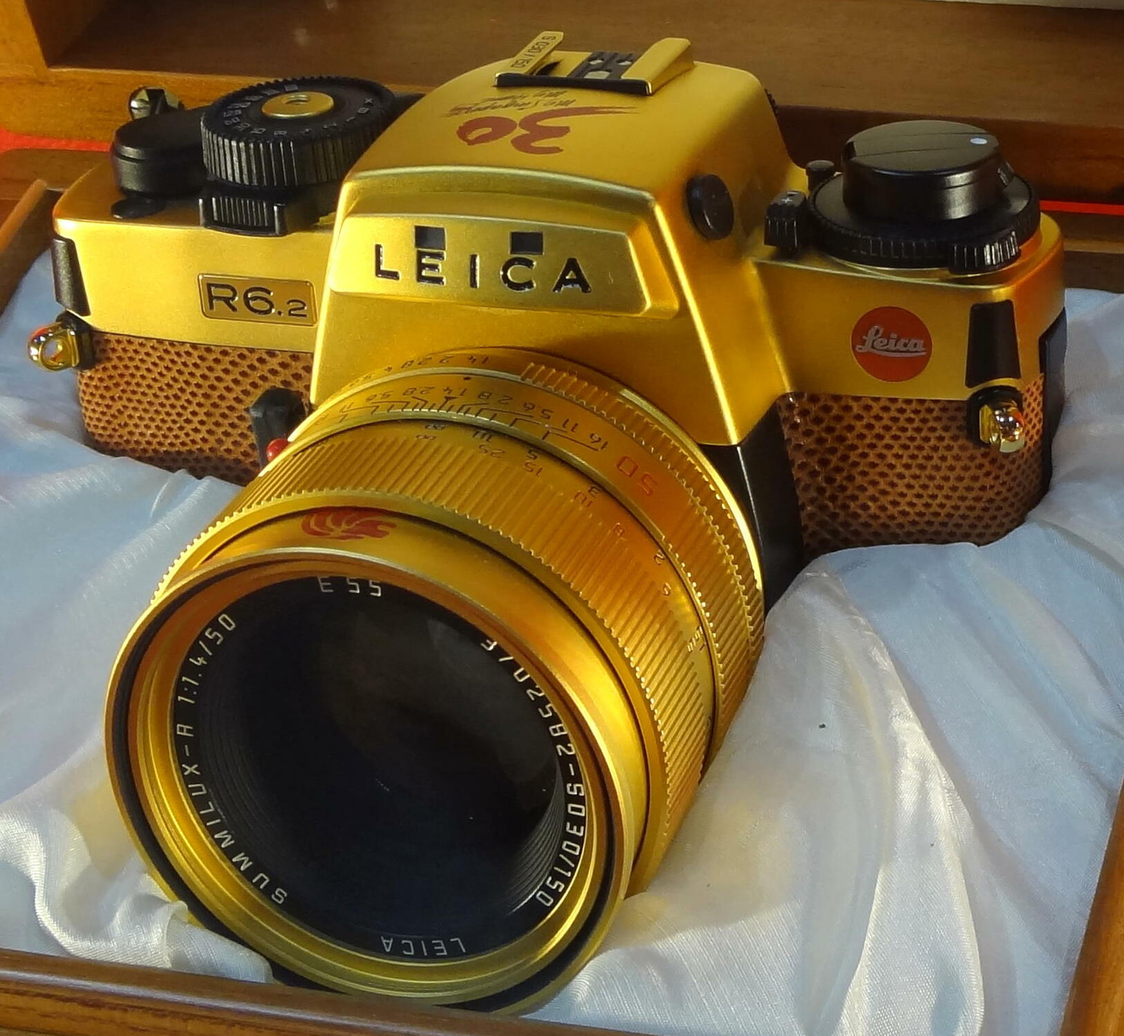 Leica R6.2 Edition 30 Years of Singapore 2018, gold-plated camera body